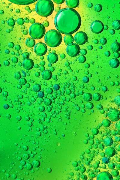 Olejové Bubliny Vodou Skle Barevné Pozadí — Stock fotografie