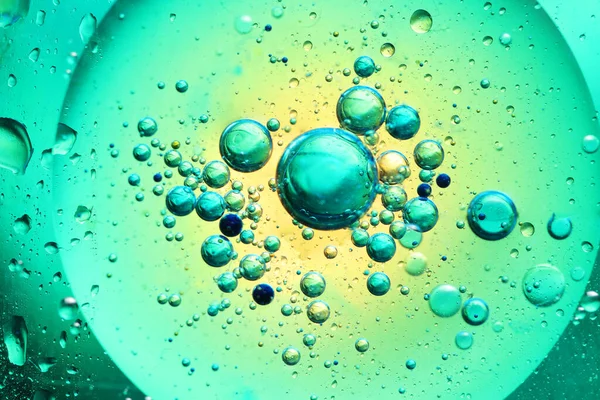 Burbujas Aceite Con Agua Sobre Vidrio Fondo Color — Foto de Stock