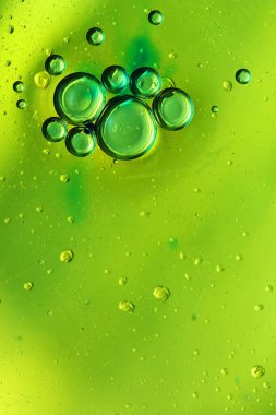 Camda su ve renkli arka planda yağ kabarcıkları
