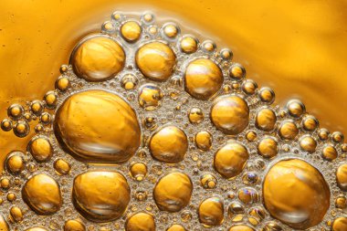 Altın arkaplanda yüksek büyütme sabun köpükleri