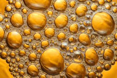 Altın arkaplanda yüksek büyütme sabun köpükleri