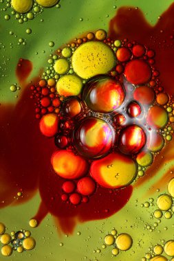 Cam ve altın zemin üzerinde su bulunan yağ kabarcıkları