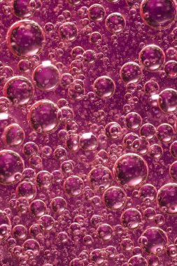 Su üzerindeki yağ kabarcıkları ve renkli arkaplan