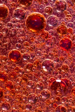 Su üzerindeki yağ kabarcıkları ve renkli arkaplan