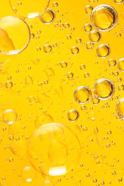 Su üzerindeki yağ kabarcıkları ve renkli arkaplan