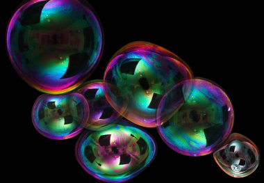 Siyah arkaplanda renkli sabun köpükleri