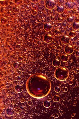 Su üzerindeki yağ kabarcıkları ve renkli arkaplan
