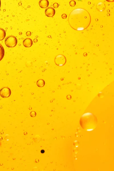 Renkli arkaplanda yağ ve su kabarcıkları
