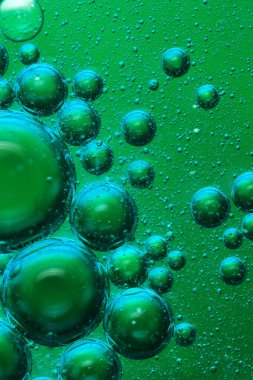 Su üzerindeki yağ kabarcıkları ve renkli arkaplan
