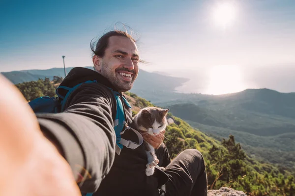 Een Man Toerist Met Een Kat Maakt Een Selfie Bergen — Stockfoto