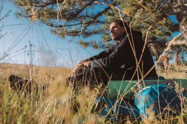 Turysta Siedzi Pod Drzewem Lesie Iglastym Górach Świcie Młody Człowiek — Zdjęcie stockowe