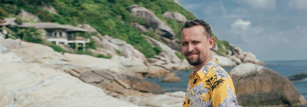 Человек Противостоит Тропическому Ландшафту Молодой Парень Гавайской Рубашке Тропическом Острове — стоковое фото