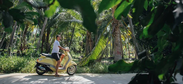 Ένας Άντρας Μηχανή Φοίνικες Ένα Τροπικό Νησί Ένας Τουρίστας Ποδήλατο — Φωτογραφία Αρχείου