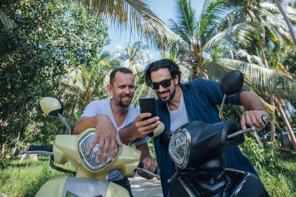 Два Человека Мотоциклах Ищут Дорогу Карте Телефоне Тропическом Острове Ребята — стоковое фото