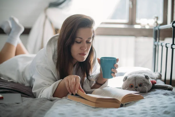 Žena Leží Posteli Knihou Mladá Dívka Odpočívá Čte Knihu Ložnici — Stock fotografie