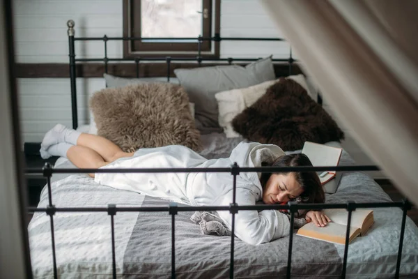 Una Mujer Bata Baño Duerme Una Cama Con Libro Niña —  Fotos de Stock