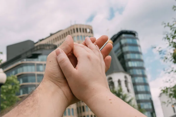 Mãos Masculinas Femininas Juntas Fundo Uma Grande Cidade Mão Uma — Fotografia de Stock