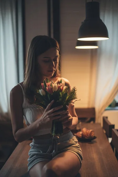 Retrato Uma Jovem Com Buquê Flores Uma Menina Bonita Senta — Fotografia de Stock