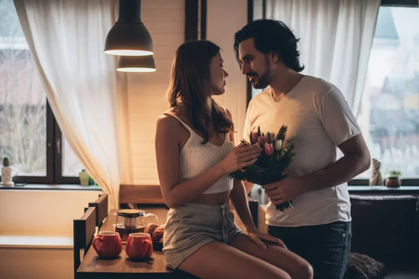 Casal Amoroso Noite Sala Estar Casa Dia Internacional Mulher Homem — Fotografia de Stock