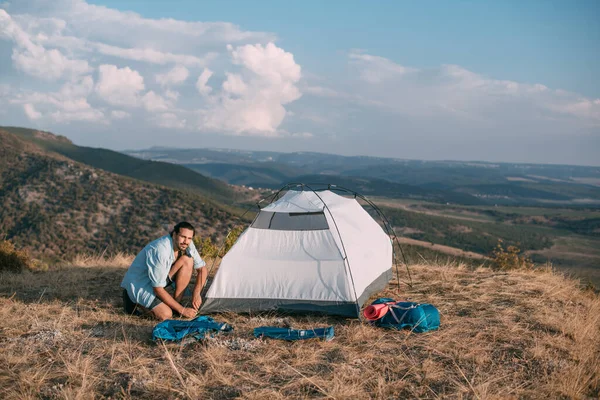 Genç Erkek Turist Dağlara Çadır Kurdu Adam Yürüyüş Için Kamp — Stok fotoğraf