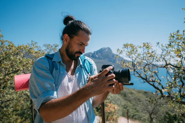 Мужчина Турист Рюкзаком Камерой Снимающий Пейзаж Горах Молодой Парень Оборудованием — стоковое фото