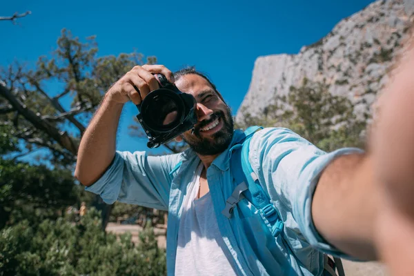 Joven Turista Fotógrafo Sonríe Toma Selfie Las Montañas Chico Guapo — Foto de Stock