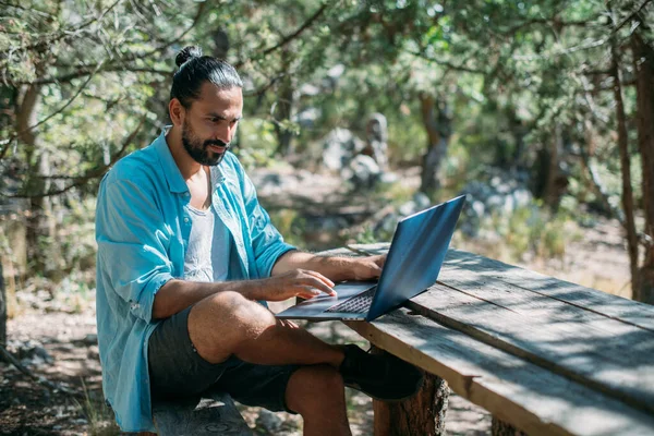 Άνδρας Τουρίστας Εργάζεται Ένα Φορητό Υπολογιστή Έξω Ένα Κάμπινγκ Νεαρός — Φωτογραφία Αρχείου