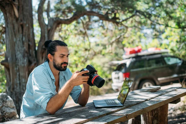 Ein Männlicher Fotograf Arbeitet Auf Einem Laptop Freien Auf Einem — Stockfoto