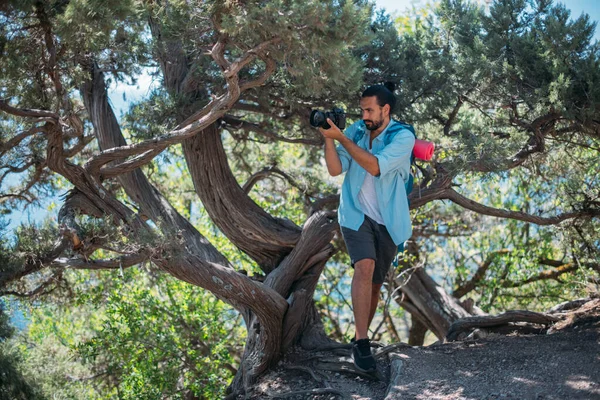 Fotógrafo Masculino Con Una Cámara Una Caminata Joven Chico Guapo — Foto de Stock