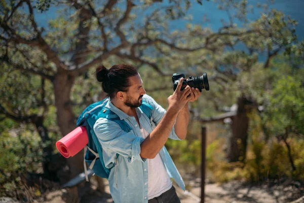 Turista Masculino Fotógrafo Bosque Montaña Con Vistas Mar Joven Chico — Foto de Stock