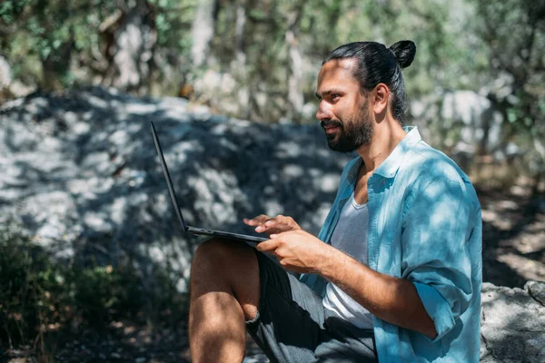 Männliche Touristen Arbeiten Draußen Auf Einem Campingplatz Einem Laptop Junger — Stockfoto