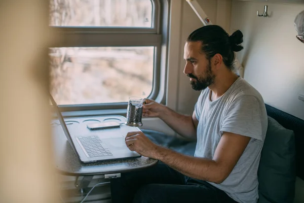 Hombre Con Portátil Tren Retrato Joven Chico Guapo Trabaja Remotamente —  Fotos de Stock