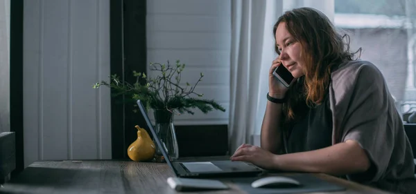 Thuis Werken Een Vrouw Werkt Thuis Een Laptop Zit Overdag — Stockfoto