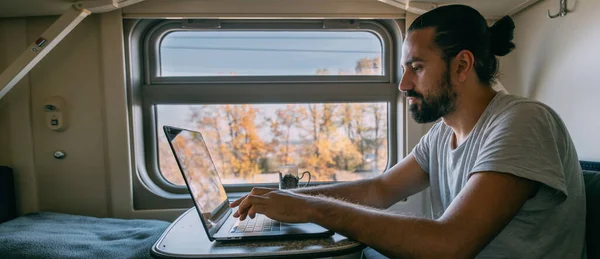 Man Met Laptop Trein Portret Jonge Knappe Man Werkt Afstand — Stockfoto