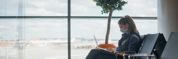 Een Vrouw Zit Het Vliegveld Met Een Laptop Met Een — Stockfoto