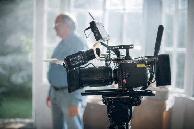 Profesyonel film ve video kamera sette. Atış vardiyası, ekipman ve grup. Modern fotoğrafçılık tekniği.