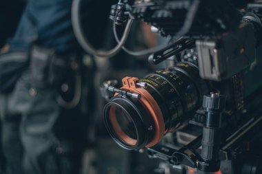 Profesyonel film ve video kamera sette. Atış vardiyası, ekipman ve grup. Modern fotoğrafçılık tekniği.