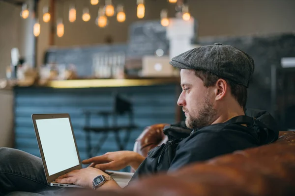 Een Man Met Een Laptop Werkt Bank Een Jonge Stijlvolle — Stockfoto