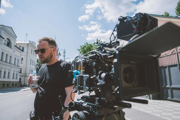 Reżyser Fotografii Kamerą Rękach Planie Profesjonalny Fotograf Pracy Nad Kręceniem — Zdjęcie stockowe