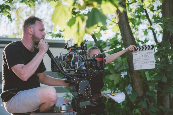 Reżyser Fotografii Kamerą Rękach Planie Profesjonalny Fotograf Pracy Nad Kręceniem — Zdjęcie stockowe