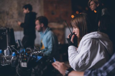 Yönetmen sette çalışıyor. Yönetmen, bir film, reklam ya da televizyon dizisi çekerken bir grupla ya da bir playback ile çalışır. Atış vardiyası, ekipman ve grup. Modern fotoğrafçılık tekniği.
