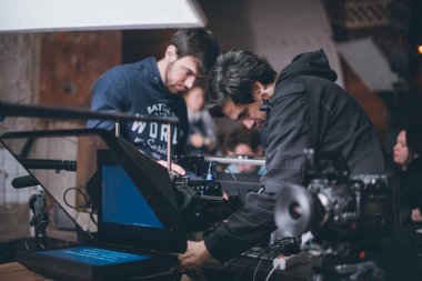 Görüntü yönetmeni elinde kamerayla sette. Bir film, ticari ya da televizyon dizisi çekmek için çalışan profesyonel bir videograf. İçerideki çekim süreci, stüdyo.