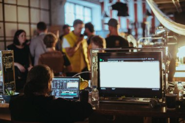 Film seti, monitörler ve modern çekim ekipmanları. Film ekibi, ışıklandırma cihazları, monitörler, playback 'ler - film ekipmanları ve film, reklam ve TV dizilerinde uzmanlardan oluşan bir ekip