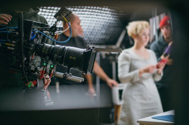 Profesyonel film ve video kamera sette. Atış vardiyası, ekipman ve grup. Modern fotoğrafçılık tekniği.