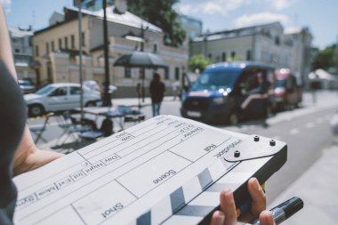 Sette klaket tahtası olan yardımcı yönetmen. Bir film, reklam, televizyon dizisi çekmek için havai fişek yakın çekim. Modern fotoğrafçılık tekniği.