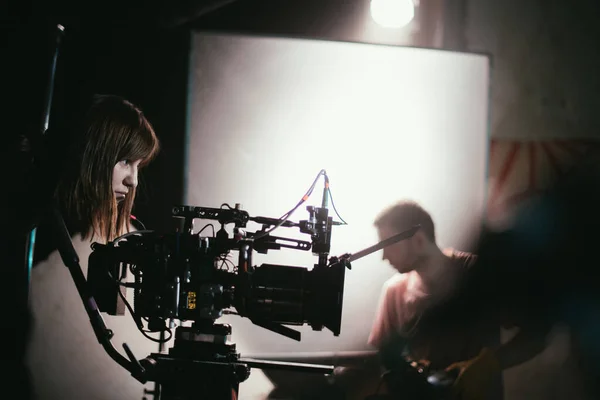 Directeur Photographie Avec Appareil Photo Dans Les Mains Sur Plateau — Photo