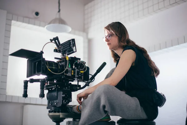 Directeur Photographie Avec Appareil Photo Dans Les Mains Sur Plateau — Photo