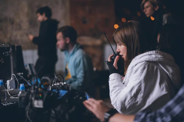 Directora Estúdio Diretor Trabalha Com Grupo Com Uma Reprodução Durante — Fotografia de Stock