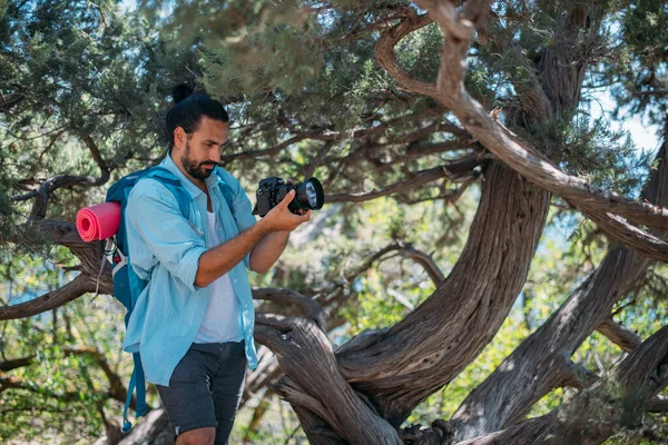 Männlicher Fotograf Mit Kamera Auf Einer Wanderung Junger Gutaussehender Mann — Stockfoto