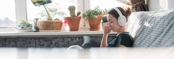 Flickan Sitter Soffa Med Telefon Händerna Ung Kvinna Kopplar Hemma — Stockfoto